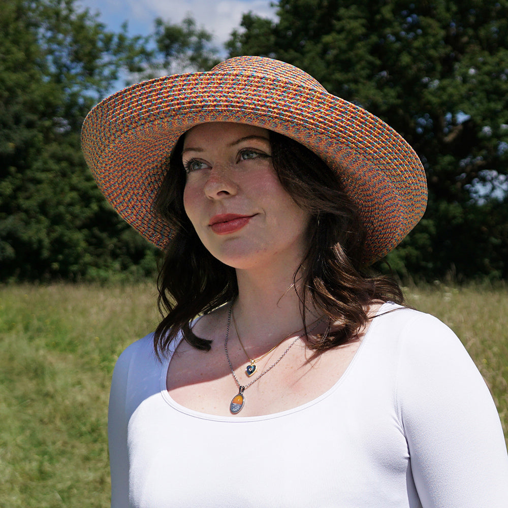 Chapeau Été Pliable Traveller multicolore SUR LA TÊTE