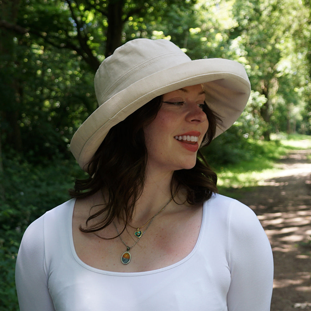 Chapeau Été en Lin Pliable Lily sable SUR LA TÊTE