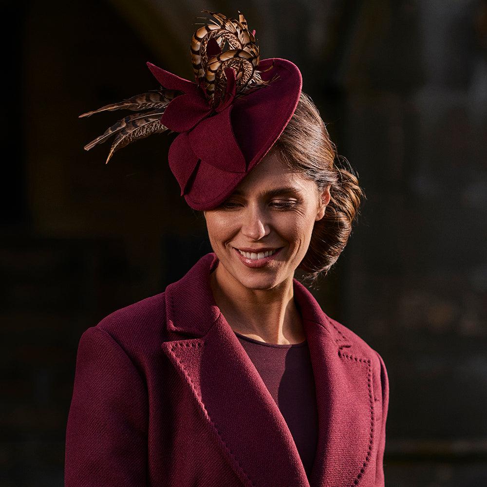 Chapeau Bibi Disque en Laine Feutrée Avec Plumes vin FAILSWORTH