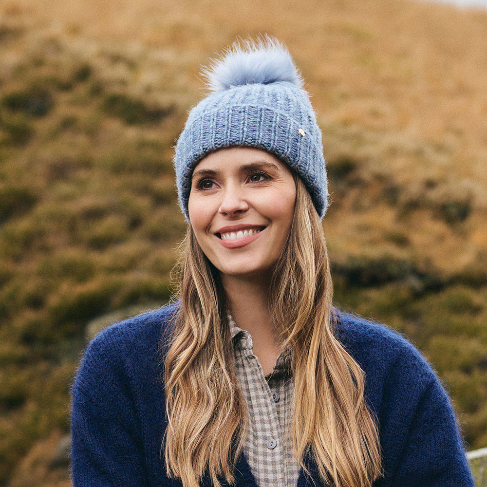 Bonnet à Pompon en Fausse Fourrure Lily bleu FAILSWORTH