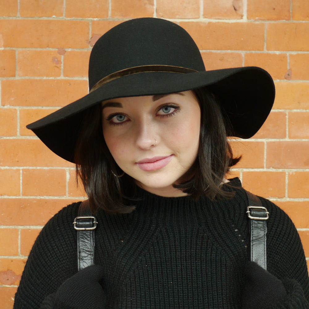 Chapeau Capeline en Laine Vintage noir SUR LA TÊTE