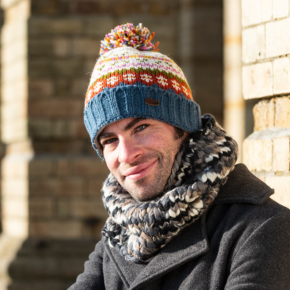 Bonnet à Pompon Fair Isle Mosaic crème-bleu KUSAN