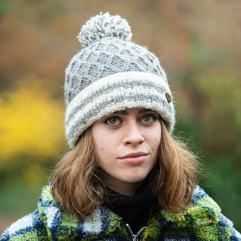 Bonnet à Pompon Maille Losange et Revers à Rayures panaché de gris KUSAN