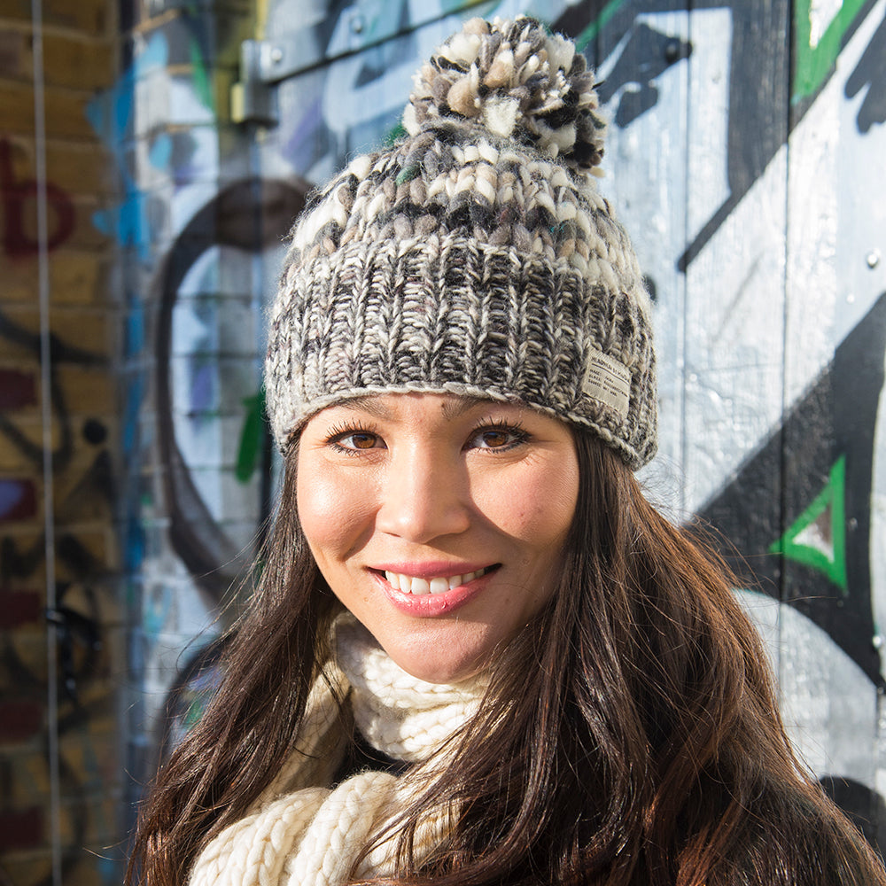 Bonnet à Pompon en Laine Irrégulière noir-blanc KUSAN