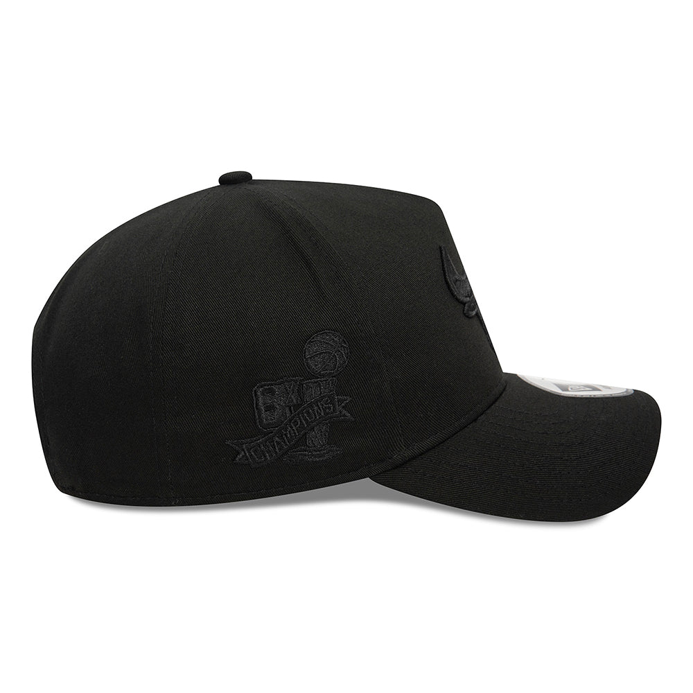 Casquette Snapback NBA Monochrome A-Frame Chicago Bulls noir sur noir NEW ERA