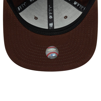 Casquette Snapback 9FIFTY New York Yankees MLB League Essential Original Fit chocolat-blanc NEW ERA